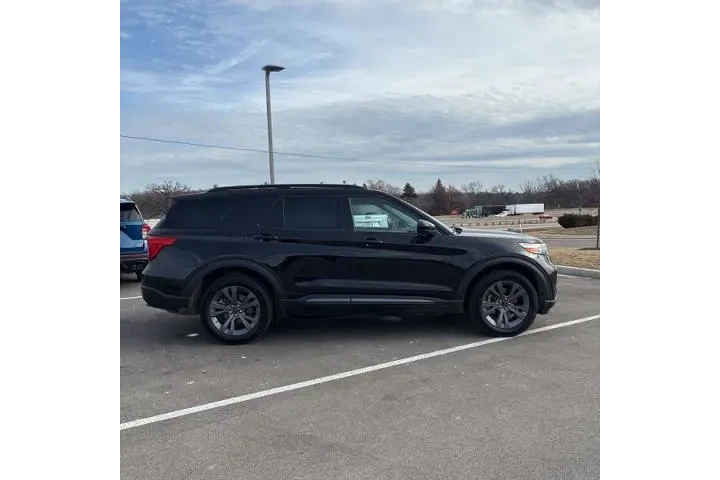 $28259 : Ford Explorer 2023 AWD XLT 4 image 4