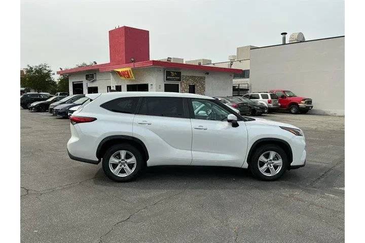 $31088 : Toyota Highlander 2023 L 4dr image 4