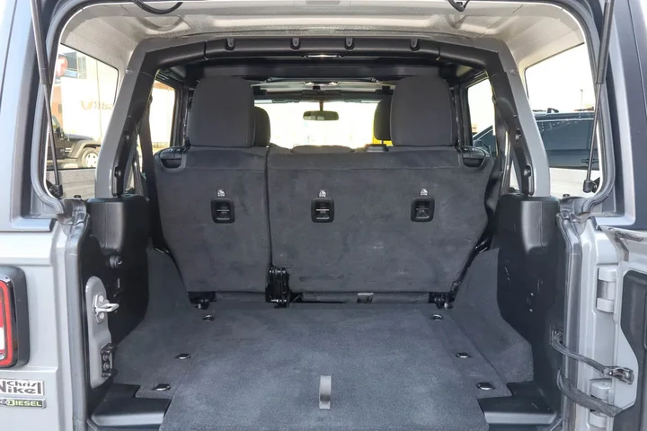 $32988 : 2022 Wrangler Unlimited Willy image 9