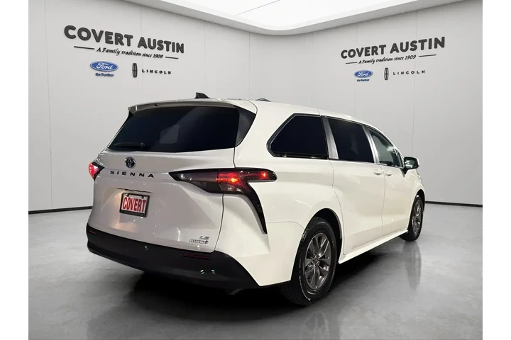 $31591 : Toyota Sienna 2024 LE 8-Pass image 3