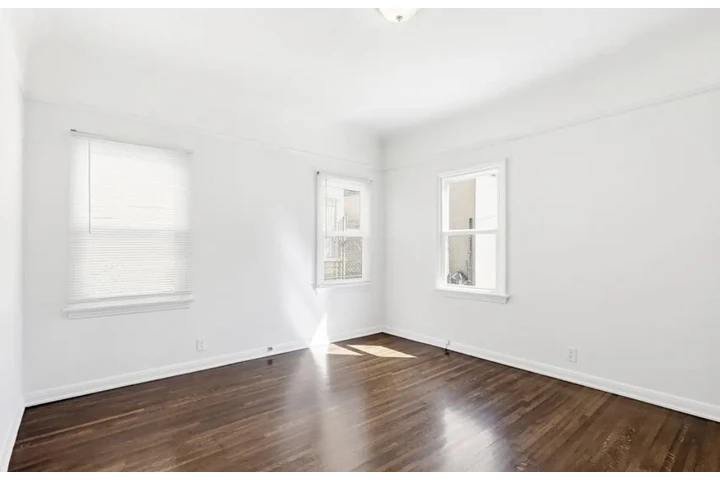 $1970 : 2 Bed 2 bath Apt W Pico Blvd image 8