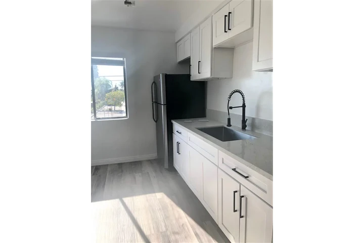 $2325 : Upstairs 2 bedroom 1 Bath image 1