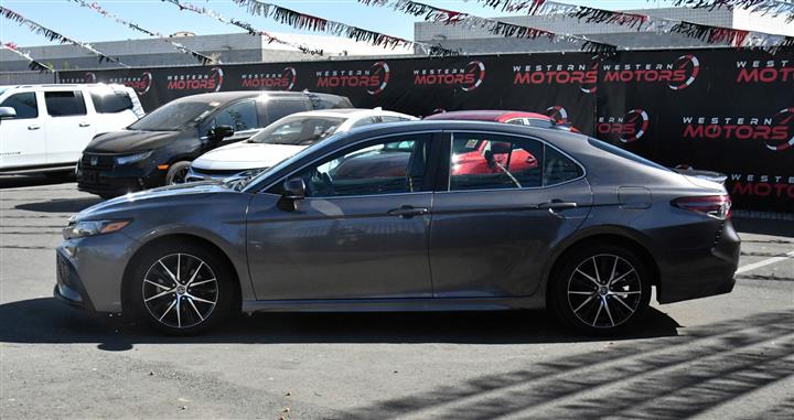 $23966 : Camry SE Sedan 4D image 4