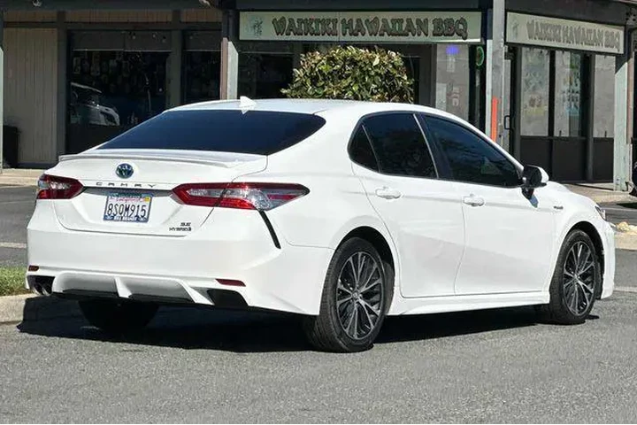 $20338 : Toyota Camry Hybrid 2020 SE image 3