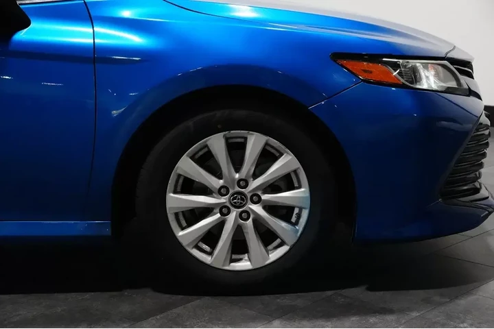 $18555 : 2019 Camry image 4