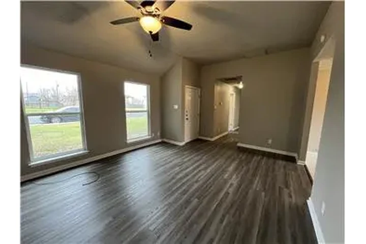 $1050 : Rental property with 3 bedro image 5