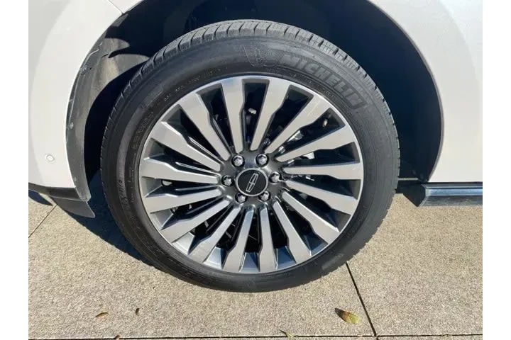 $32980 : Lincoln Navigator 2018 4x4 R image 2