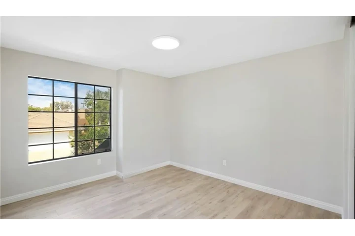 $2300 : 3 Bedroom Apartment in LA image 7