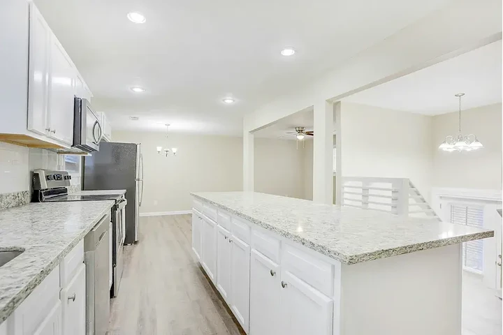 $1245 : Your Dream Apartment Available image 4