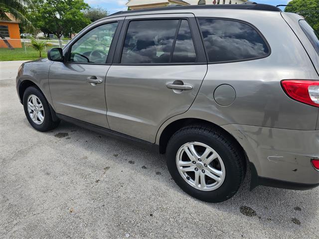 $4500 : Hyundai Santa Fe 2012 image 3