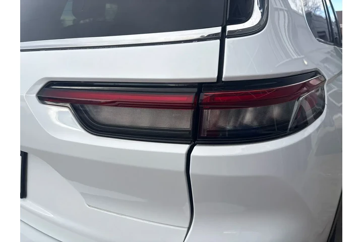 $34995 : 2023 Grand Cherokee L Laredo image 8