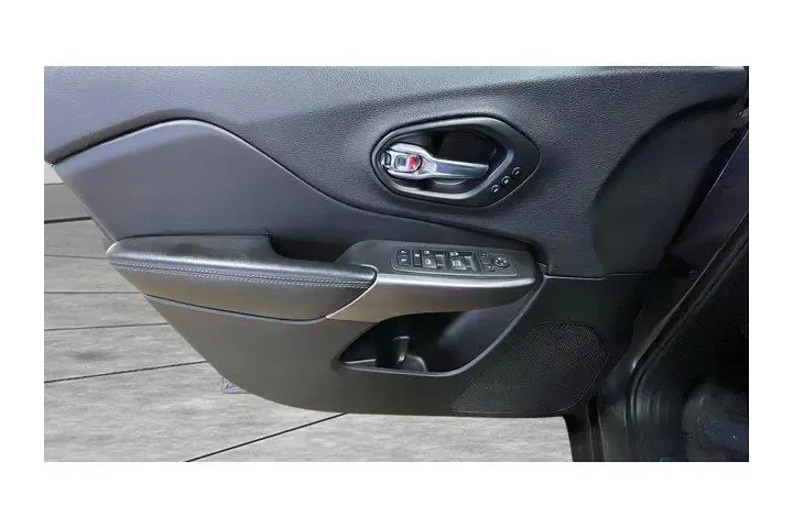 $16842 : Jeep Cherokee 2019 4x4 High image 9