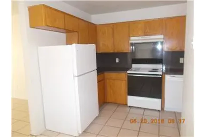 $900 : Rental property with 3 bedro image 6