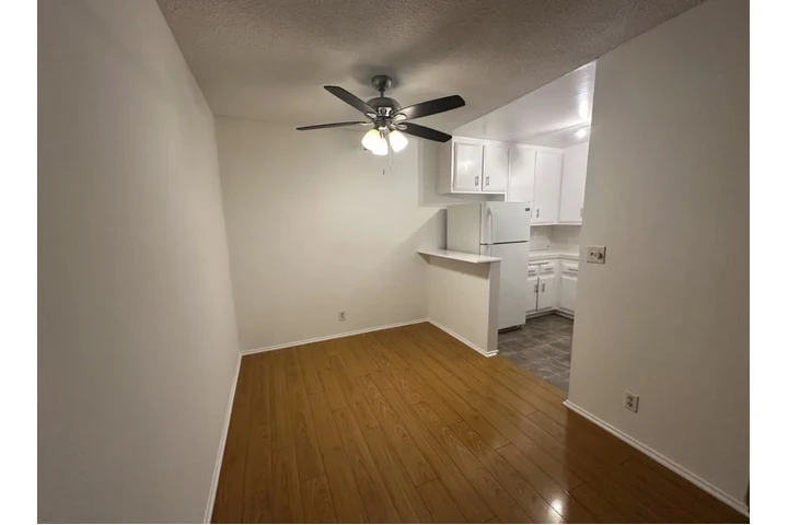 $1900 : 2 Bedroom Apt in James M Wood image 3