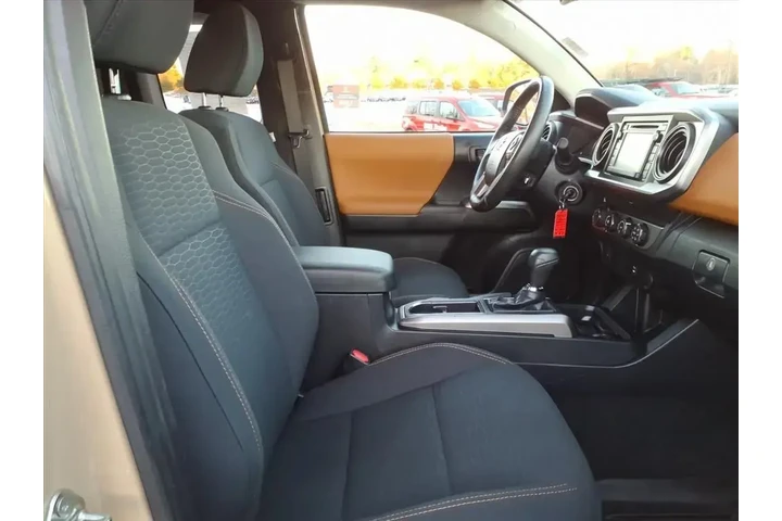 $28405 : Toyota Tacoma 2019 4x4 TRD O image 8