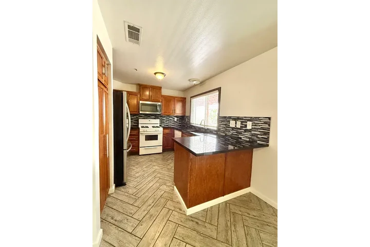 $1500 : Fontana 3 & 2 BEDROOMS image 4