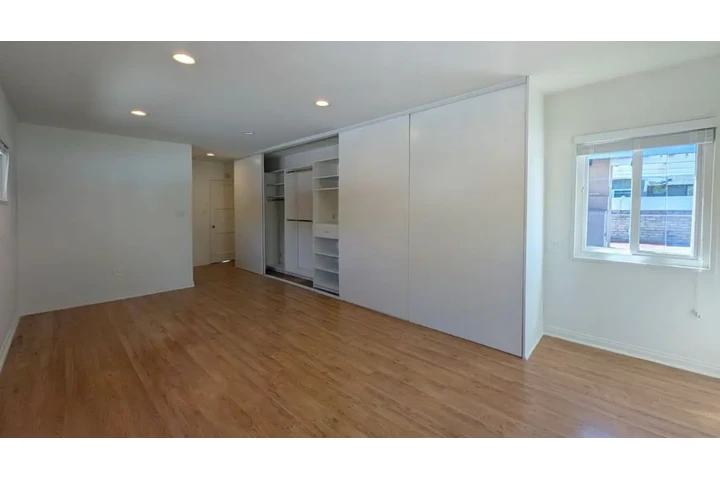 $2490 : 3 Bed 2 Bath in Vermont Square image 6