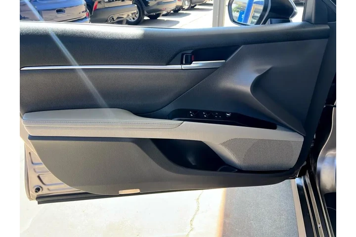 2019 Camry Hybrid XLE image 10