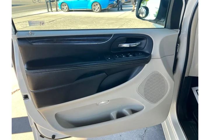 2013 Town & Country Touring image 10