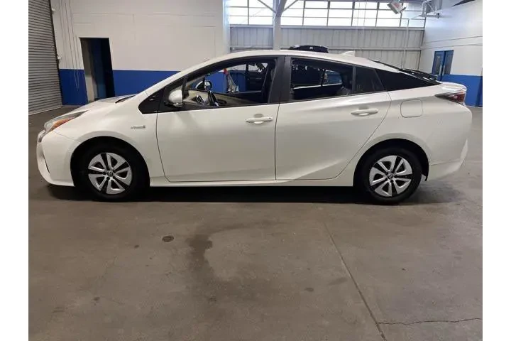 $17421 : Toyota Prius 2016 Four 4dr H image 6