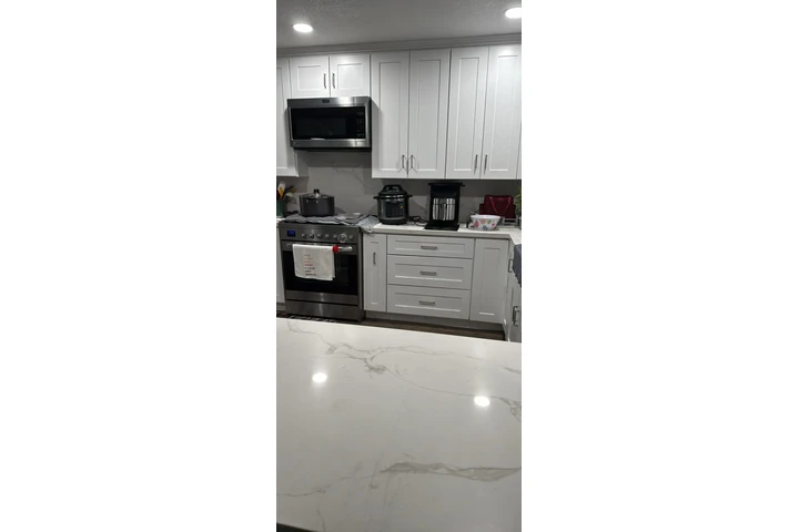 $1200 : Cuarto grande de renta en Down image 3