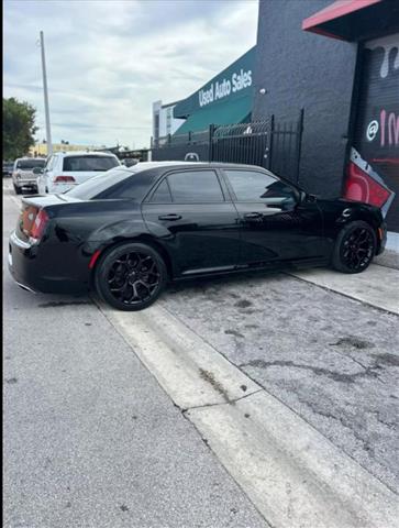 $17900 : Chrysler 300 image 4