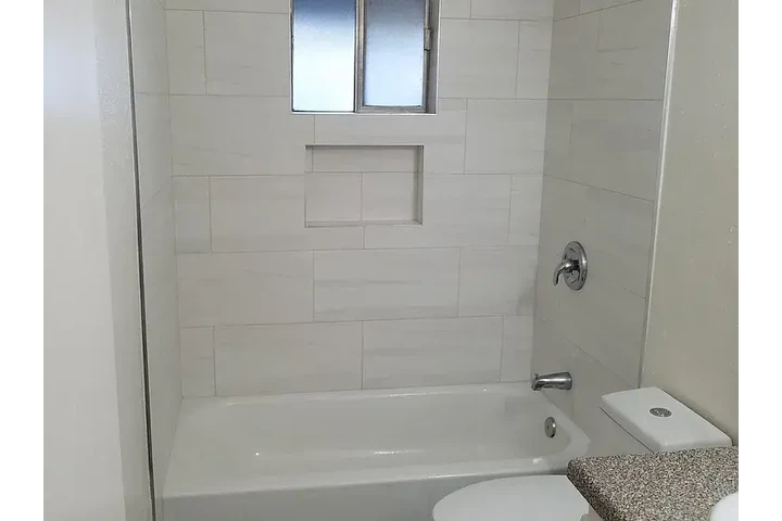 $1450 : Hot 2bd 1ba at Riverside image 5