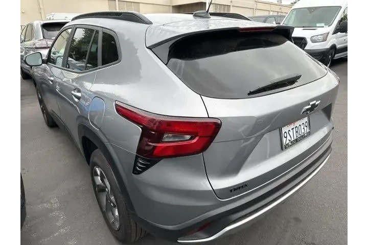 $23650 : Chevrolet Trax 2025 LT 4dr C image 2