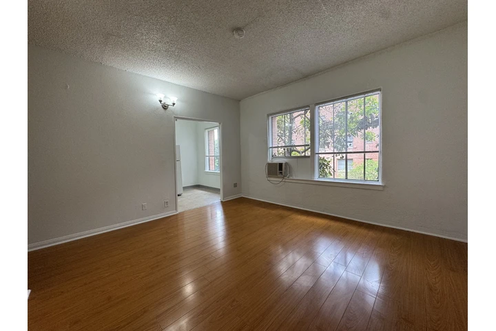 $1400 : 920 Hobart Single NOparking image 2