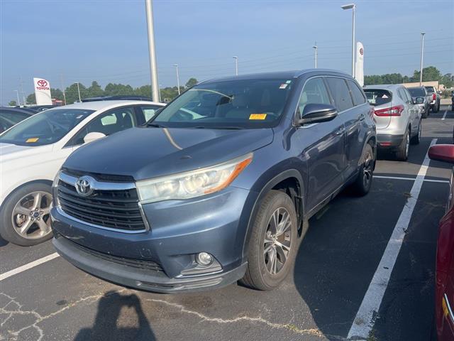 $18990 : PRE-OWNED 2016 TOYOTA HIGHLAN image 6