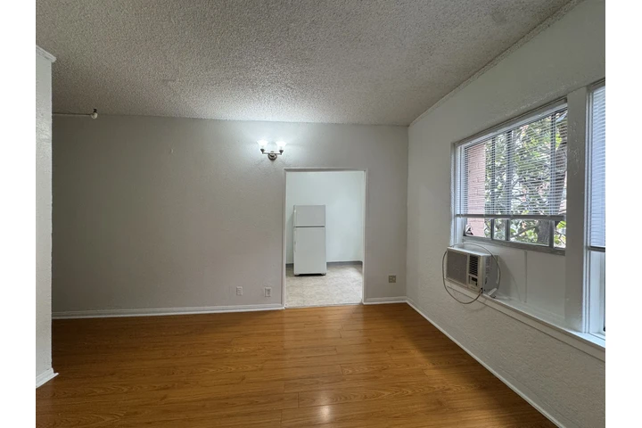 $1400 : 920 Hobart Single NOparking image 5