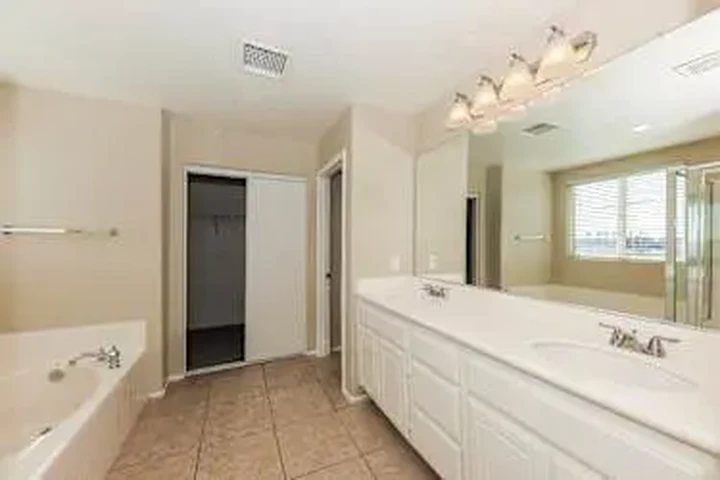 $3090 : Suitable 5 bedroom apartment image 7