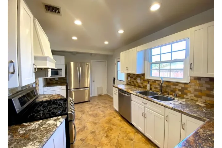 $2899 : 3bed house available in LA image 7