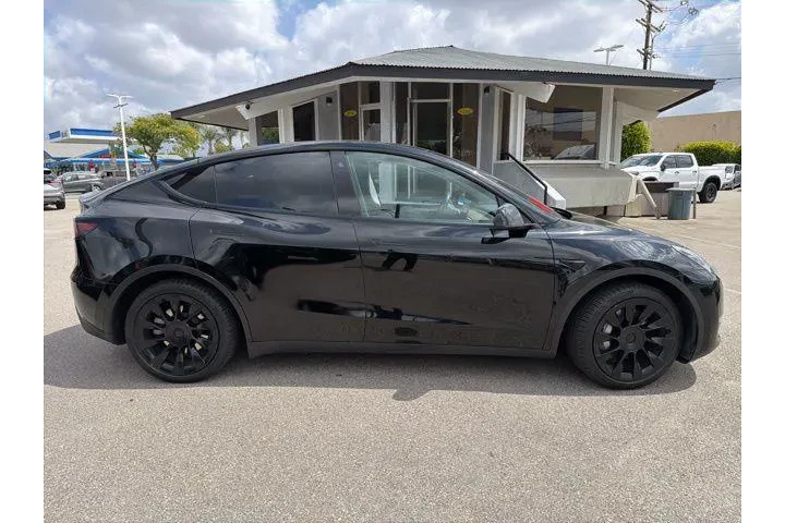 $31675 : Tesla Model Y 2023 AWD 4dr C image 8