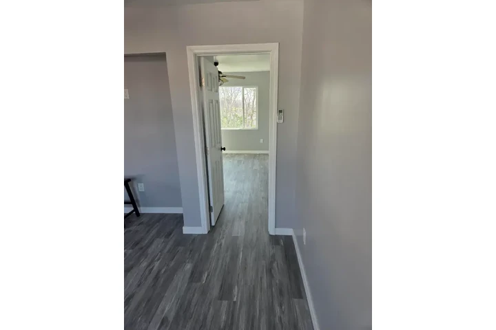 $1100 : About 4010 1/2 Rockwood St Uni image 8