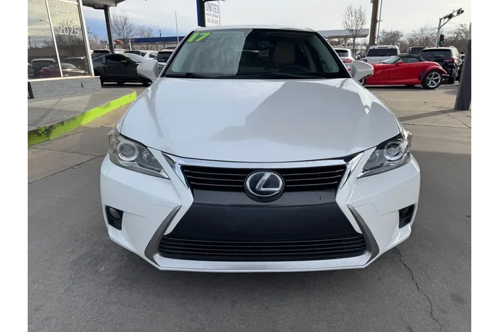 2017 CT 200h Base image 2