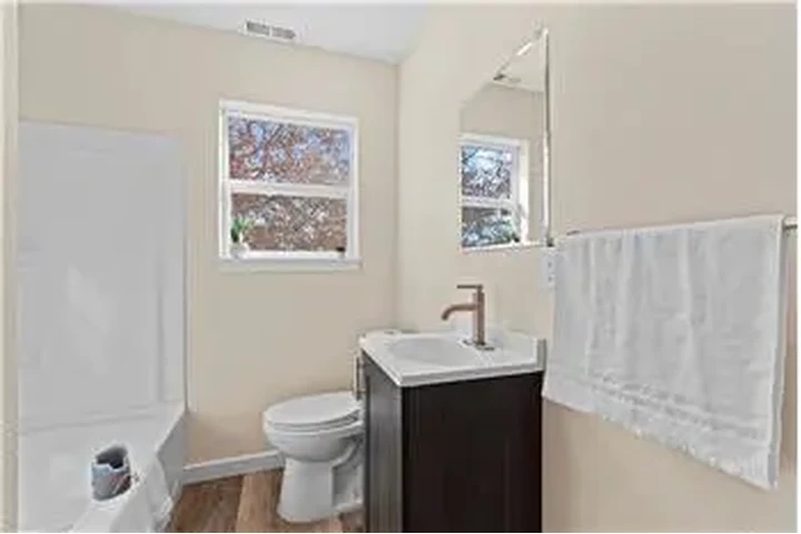 $700 : Rental property with 2 bedro image 9