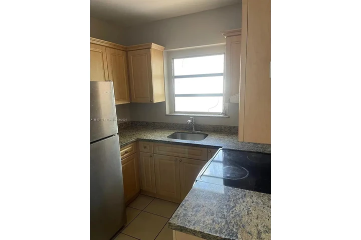 $800 : Nice Home...Miami FL image 6