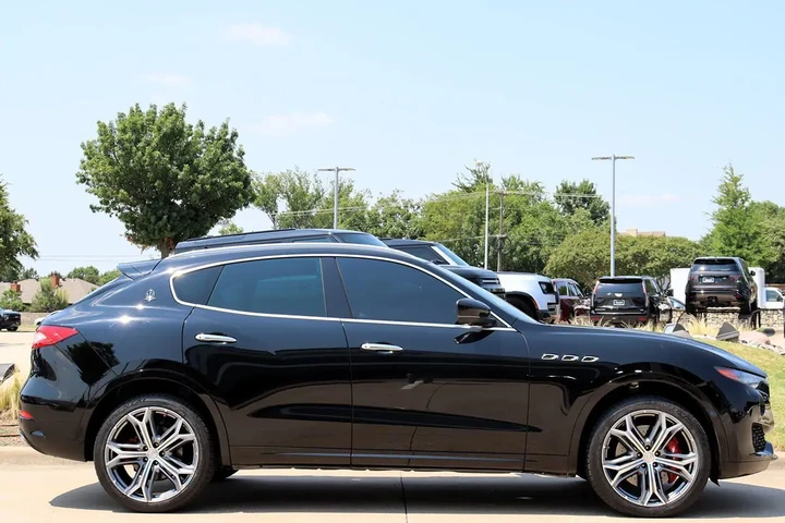 $25797 : 2019 Levante S image 8
