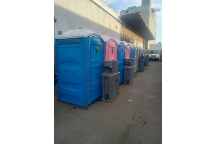 Baños Portátiles Disponibles image 1