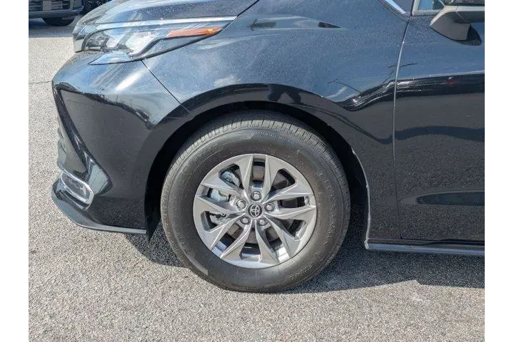 $39995 : Toyota Sienna 2024 XLE 8-Pas image 10