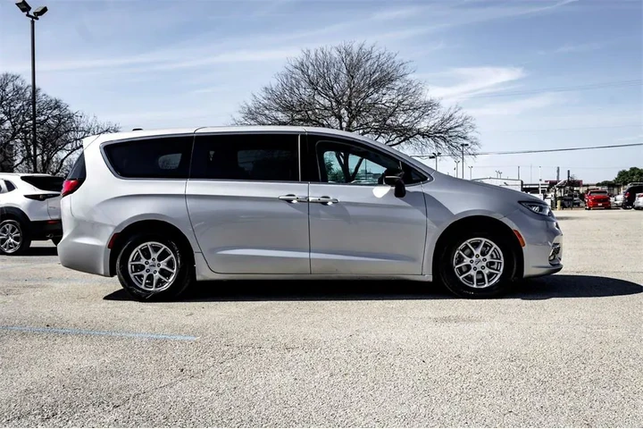 $27990 : Chrysler Pacifica 2024 Touri image 4