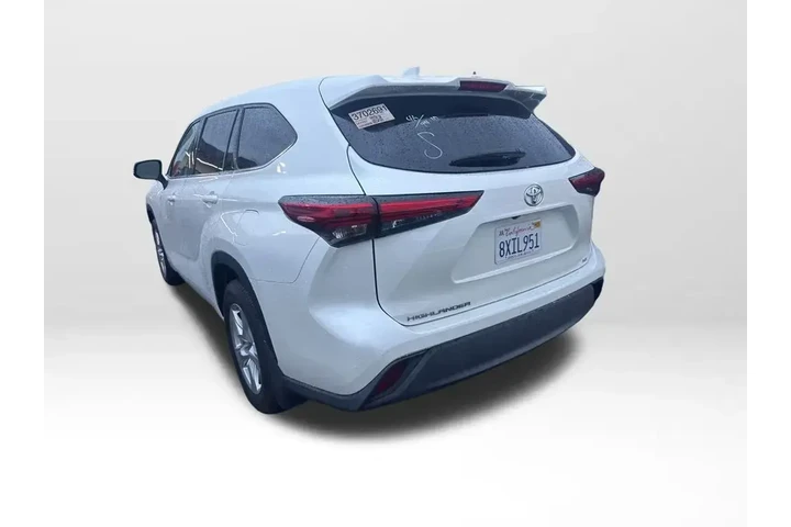 $27750 : Toyota Highlander 2021 LE 4d image 5