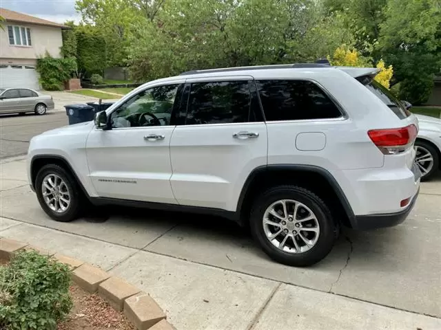 $8000 : 2015 Grand Cherokee Limited image 3