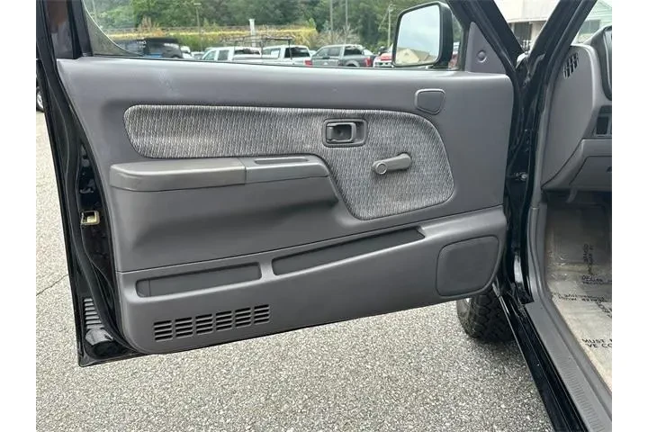 $6048 : Nissan Frontier 2000 2dr XE image 10