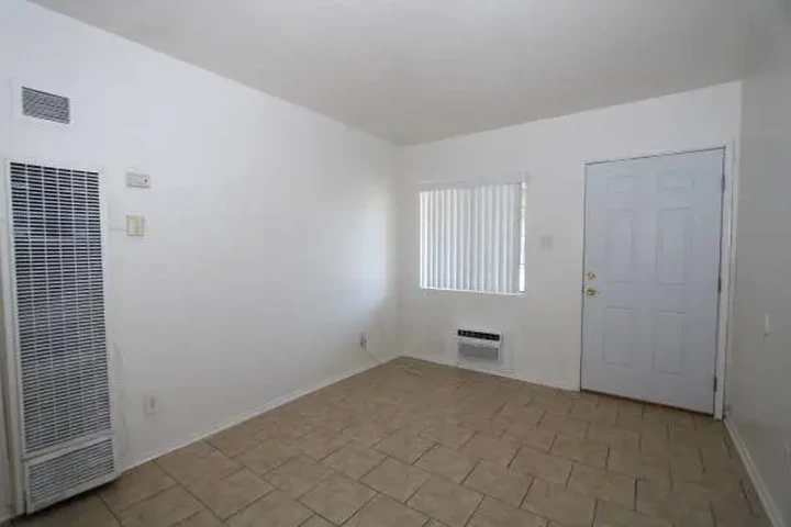 $1395 : 2-Bedroom Highland Apartment image 3