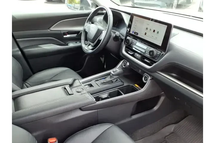 $39490 : Toyota Grand Highlander 2024 image 10
