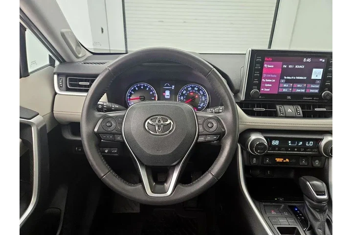 $24998 : Toyota RAV4 2020 XLE Premium image 10