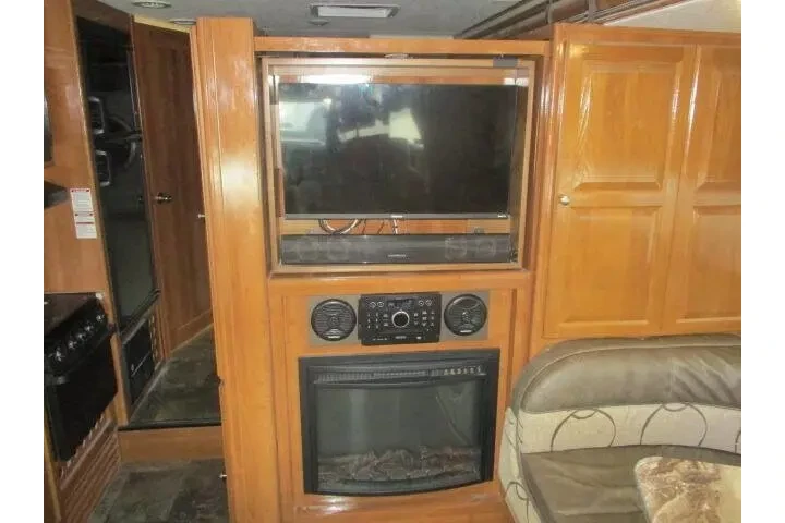 2018 E-450 image 8