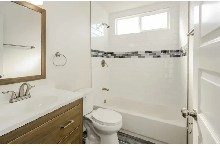 $2485 : Beautiful 3 Bed Home in Carson image 8